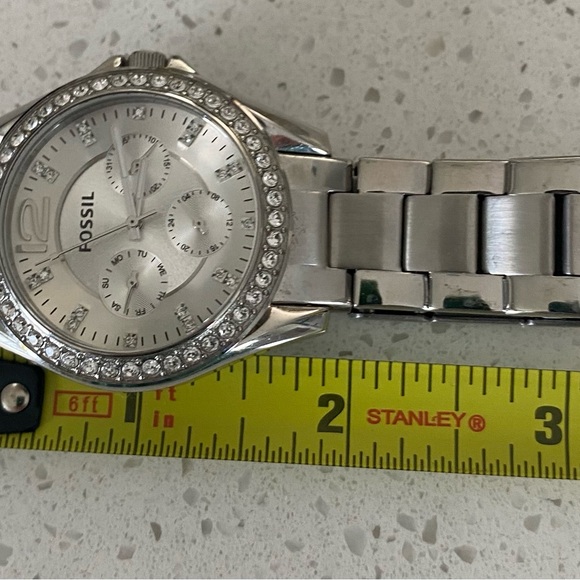 Like new Silver Fossil watch with crystals - Picture 4 of 4